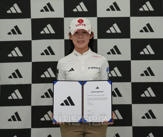 프로골퍼 황유민 선수가 15일 아디다스골프와 스폰서십 계약을 체결 후 기념촬영을 하고 있다. [아디다스골프 제공]